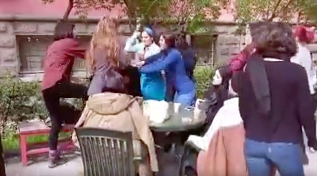 10. Eski Sevgilisini Taciz Ettiği İddia Edilen Erkeğe Feministlerden Meydan Dayağı