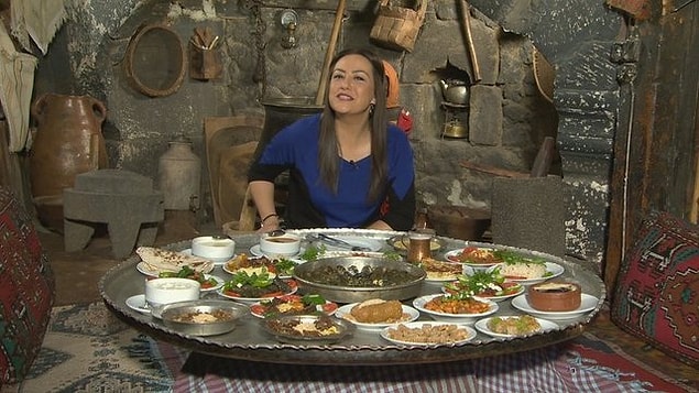 6. Gerekirse yemez, yine sizin önünüze koyarlar. Sizin boğazınızı doyurmaya çalışırlar.