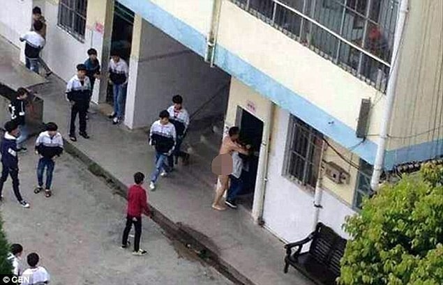 Öğrenciyi herkesin ortasında zapt edip duvara sıkıştırmış...