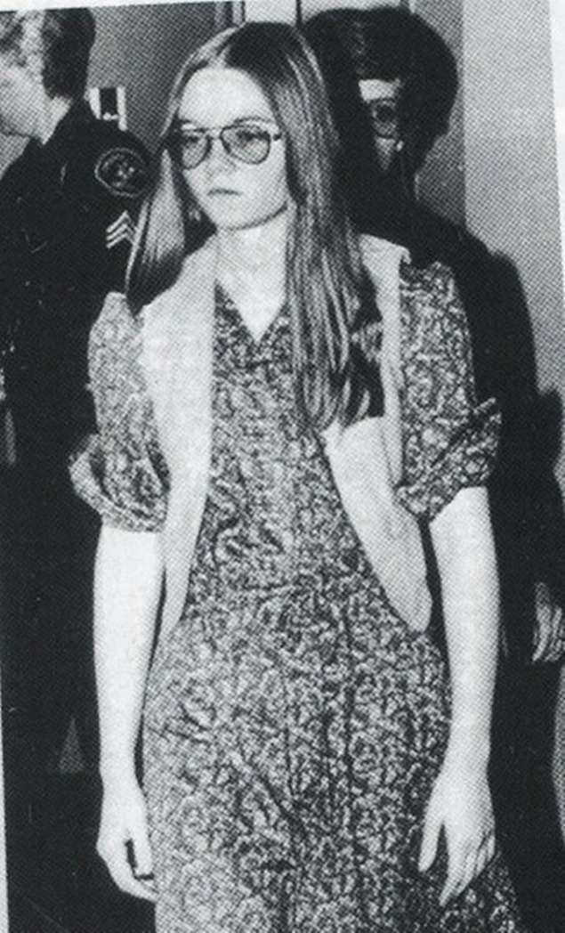 Uzun uğraşlar sonucunda polis eve girmeyi başarıyor ve Brenda'yı yakalıyor.