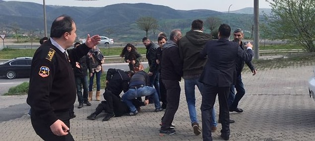 Kurumun önündeki protestolara polis müdahalesi