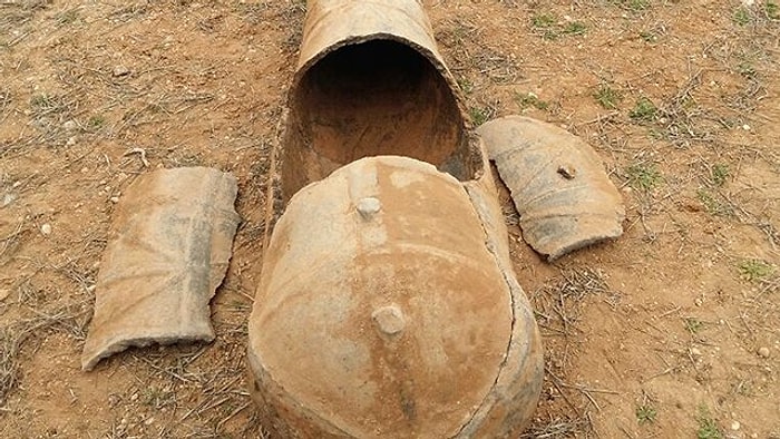 Afyon'da Bir Çiftçi Tarla Sürerken 1600 Yıllık Lahit Buldu