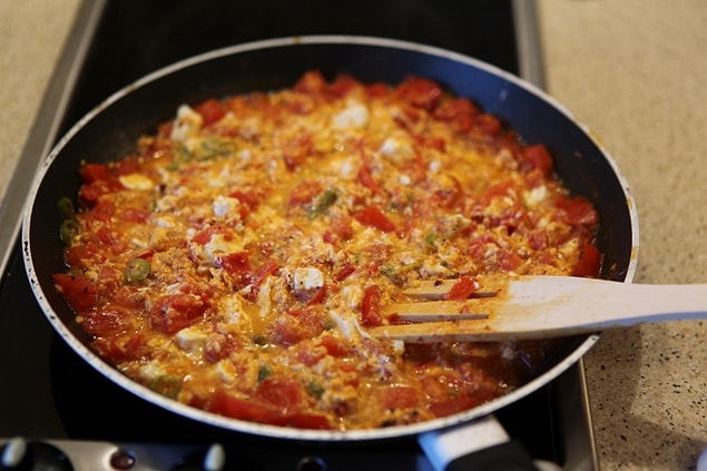 2. Türklerin asli yemeği menemen!