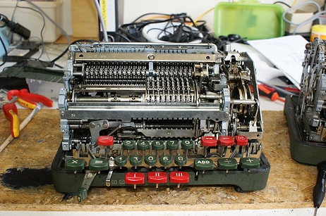 Mekanik Hesap Makinesiyle Bir Sayıyı Sıfıra Bölerseniz Ne Olur?