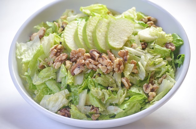 10. Yeşil Elma Dilimleriyle Süslenmiş Salata