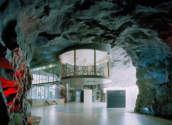3. Mağara görünümlü bir ofis. (Bahnhof / İsveç)