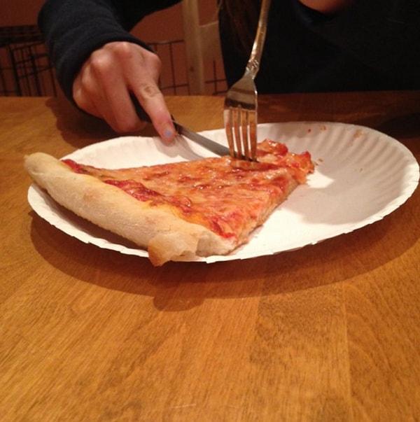 2. Pizzayı çatal bıçakla yiyenler.