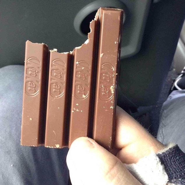 10. Kimseye vermemek adına KitKatı bu şekilde ısıranlar.