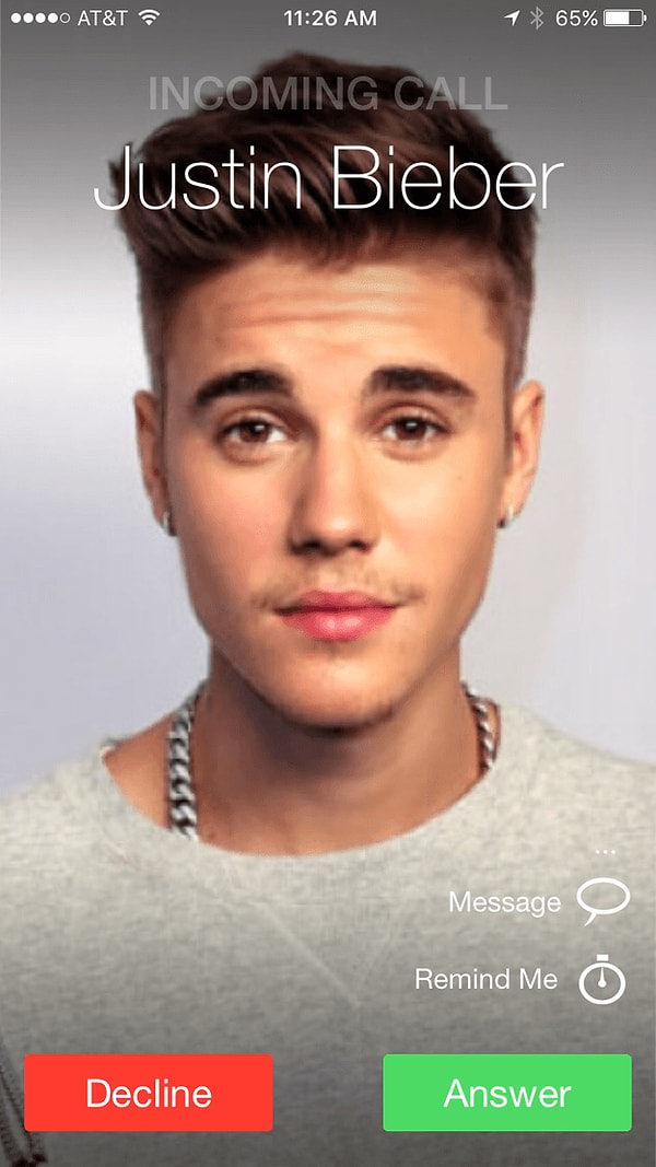 17. Поменяйте свое фото и имя в контактах на их кумира 📱