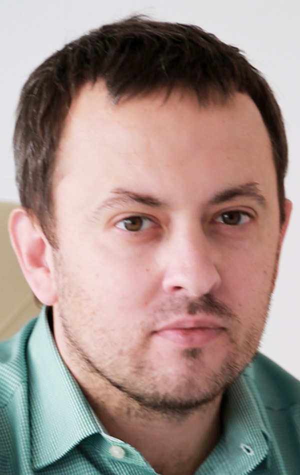 1. Сценарист и продюсер сериала «Кухня», Виталий Шляппо, комментирует закрытие основного сериала следующим образом: «Впечатления от окончания «Кухни» довольно грустные. История длиной почти в три с половиной года закончилась по решению творческого и продюсерского коллектива. Это связано с тем, что сюжетные линии главных героев в пятом и шестом сезонах приходят к логическому завершению»