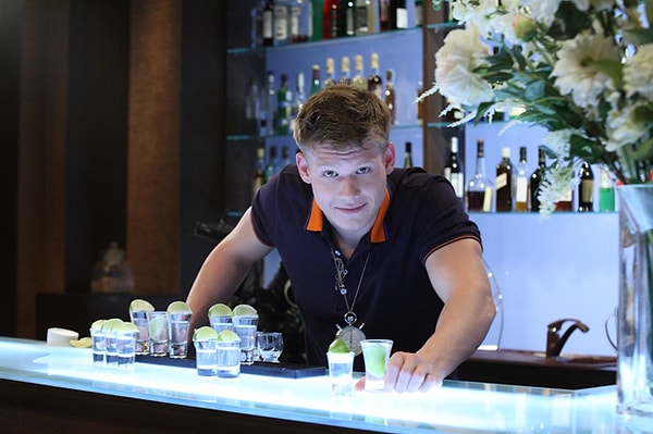 3. Виктор Хориняк, исполнитель роли Константина Анисимова, пока не получил предложение присоединиться к новому проекту, однако актер признается, что с радостью принял бы в нем участие: «Я бы хотел поучаствовать в продолжении сериала, даже несмотря на то, что это новая история. Предложения пока не поступало, но я очень жду — и в сериале, и в Париже было весело»