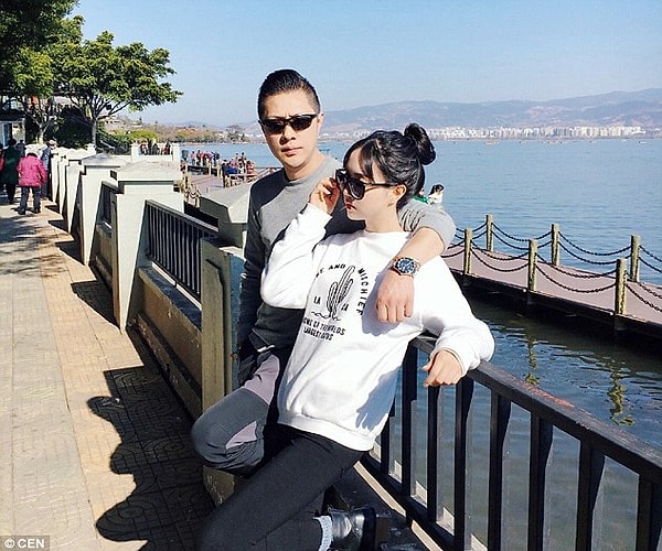 1. Папа и дочь позируют на фоне озера