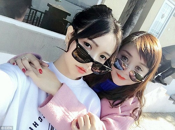 4. Обоим родителям на сегодняшний день 47 лет. Справа на фото вы можете видеть маму