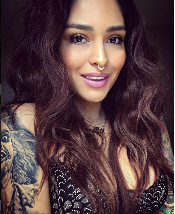 16. Вот они, самые храбрые женщины, которые не побоялись раскрасить себя во все цвета радуги: