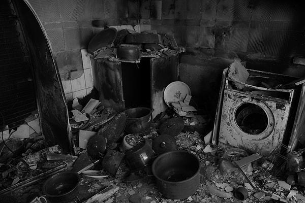 3. Cizre'de tamamen yanmış bir evin mutfağı...