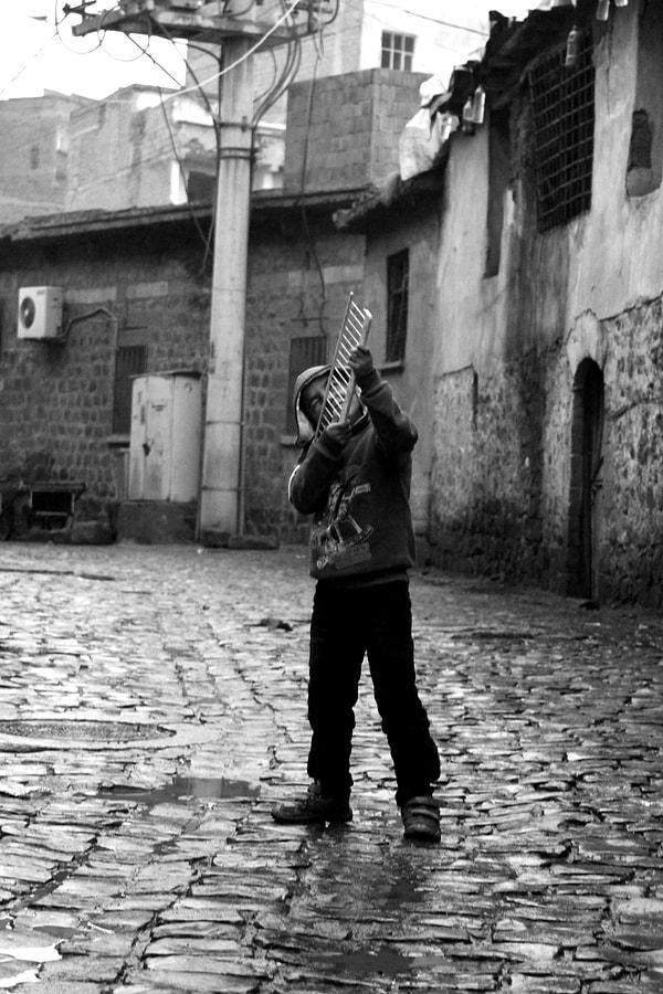 4. Sur'da sokakta 'oyun oynayan' bir çocuk...