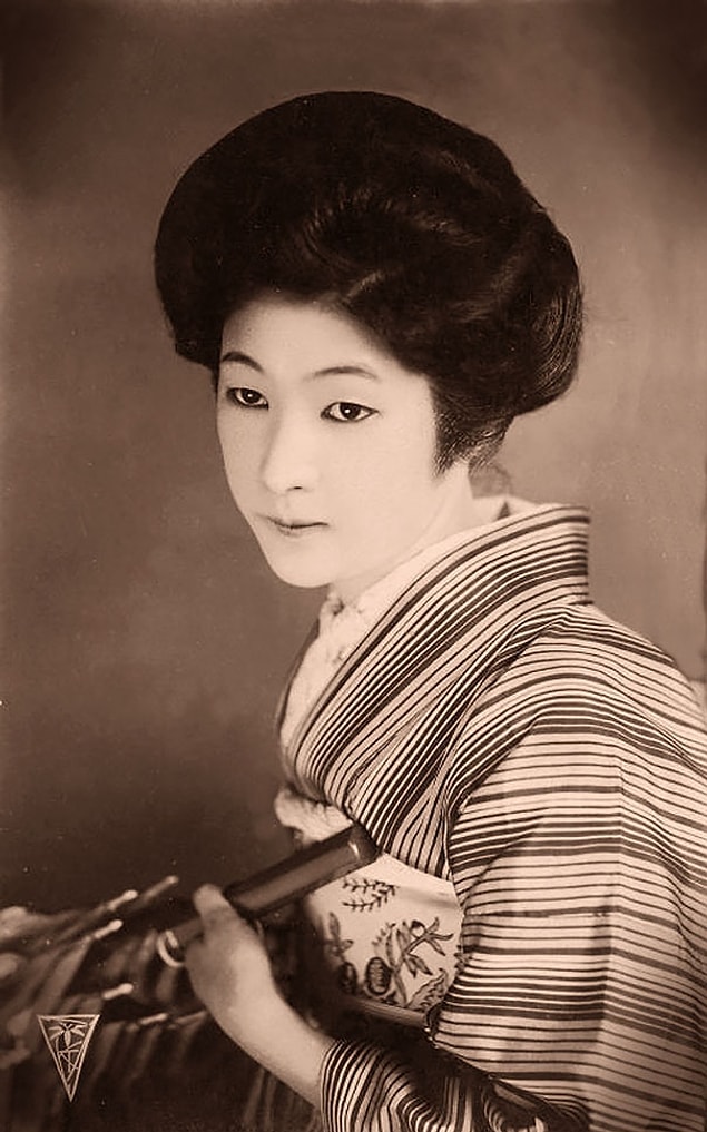 17. Şemsiyesiyle Japon bir kadın