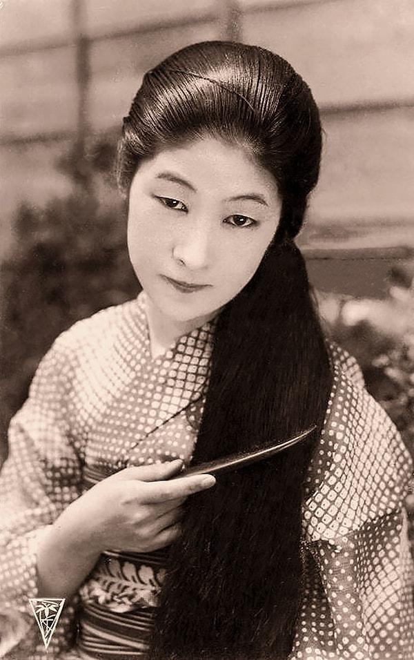 22. Uzun saçlarıyla, tanınmamış bir Japon kadın