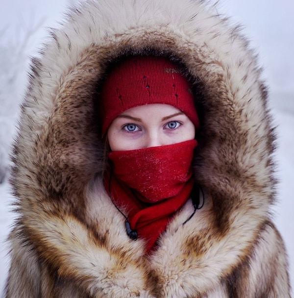 5. Dünyadaki en soğuk yerleşim yeri olan Rusya'daki Oymyakon Köyü'nde yaşayan bir kadın.