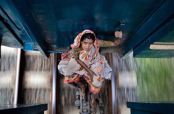8. Bangladeş'te yasa dışı tren yolculuğu yapan bir kadın.