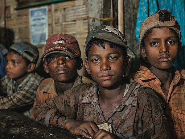 14. Minimum yasal çalışma yaşı olan 14 yaşında olduklarını iddia eden ve gemi parçalama işinde çalışan Bangladeşli çocuklar. Bu çocuklar, eski yük gemileri ve tankerlerin parçalarını toplayarak riskli bir yaşam sürüyorlar.