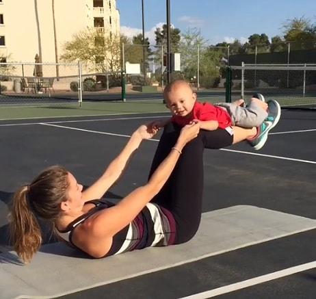 Minik Oğlu ile Spor Yapan Annenin İçinizi Isıtacak 10 Videosu
