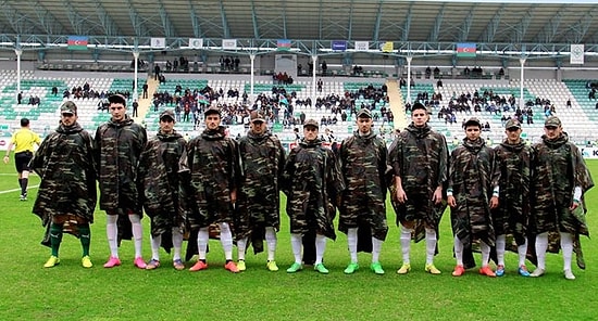 Azeri Futbolcular Sahaya Askeri Kıyafetlerle Çıktı
