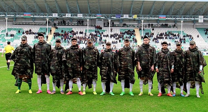 Azeri Futbolcular Sahaya Askeri Kıyafetlerle Çıktı