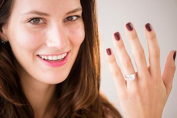 13. "Eski sevgilimi kıskandırmak için, onun olduğu bir yere giderken bir nişan yüzüğü taktım. Gerçekten evlenmiyorum tabii ki."