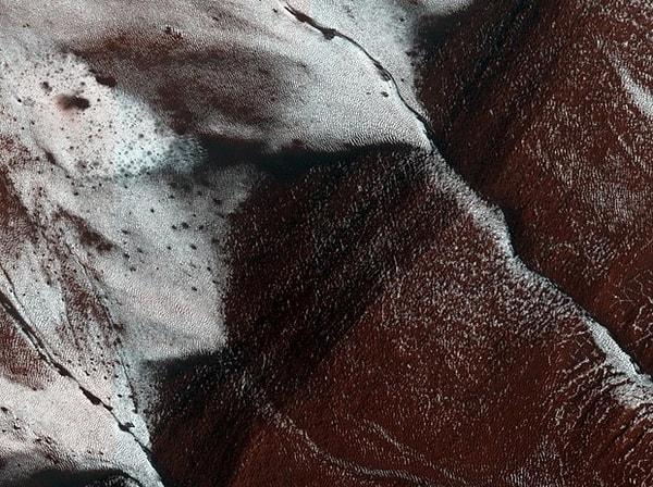 2. Mars’ın donmuş yamaçları