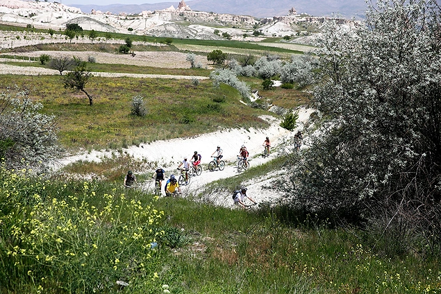 Kapadokya'nın ilham verici doğasında bisikletle vadileri bir uçtan bir uca geçmek.