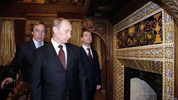 Putin'in çocukluk arkadaşı Sergey Roldugin (en solda) adına kayıtlı bir offshore şirket üzerinden milyarlarca dolarlık kara para aklama operasyonu yapıldığı iddia ediliyor