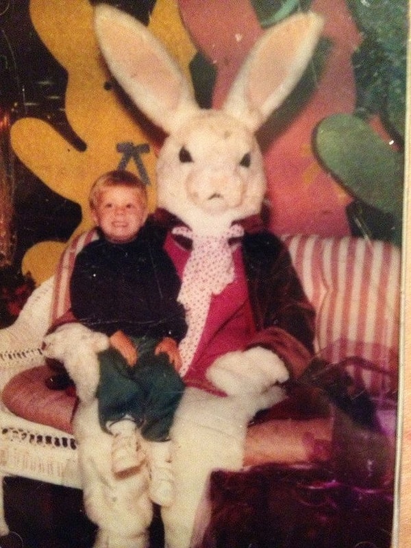 1. Морда этого кролика + старая фотка = страх на всю жизнь