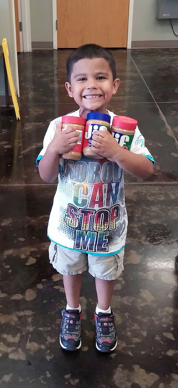 15. Маленький Карлос копил на вкусный корм для собак из приюта.