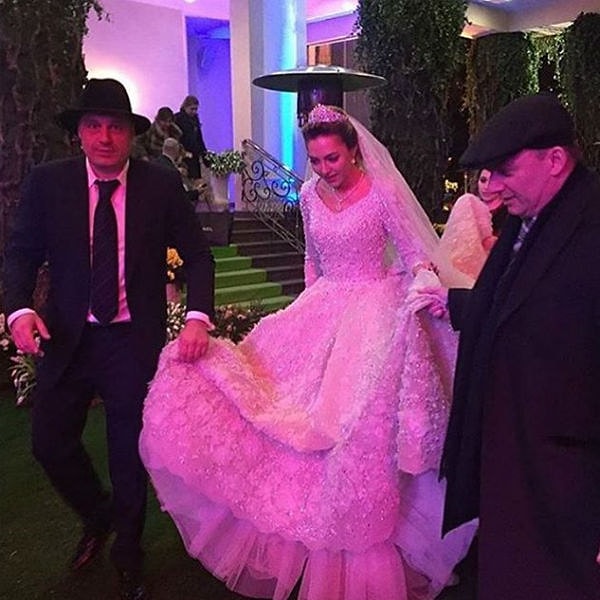 5. По случаю торжества, ресторан был украшен огромным количеством зелени и цветов. Присутствовали также и искусственные деревья. Благодаря всему этому, помещение больше стало похоже на благоухающий сад.