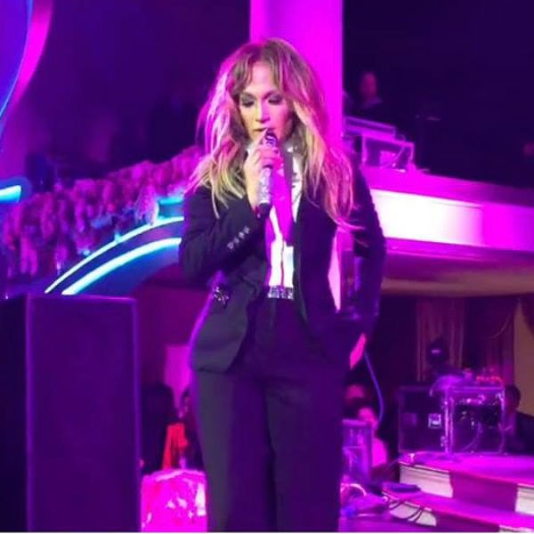 8. А тем, кто считал, что приглашать звезд мировой величины на личное торжество – моветон, советуем поменять свое мнение: молодых поздравила Дженнифер Лопес. За вечер она поменяла наряды несколько раз и даже поздравила молодых русской фразой: «Свадьба Саида и Хадижи – это было сладко!» Помимо латиноамериканской звезды, на свадьбе появились Энрике Иглесиас, Патрисия Кас и сам Стинг!