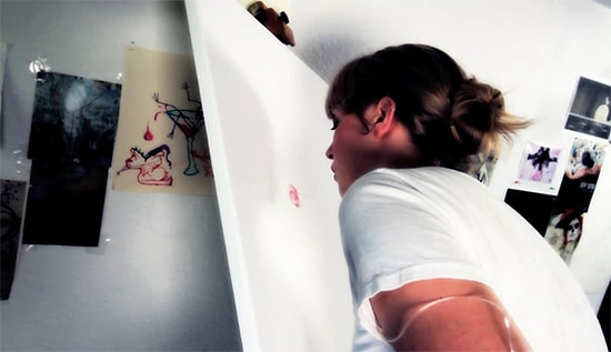 Девушка рисует великолепные портреты... губами!