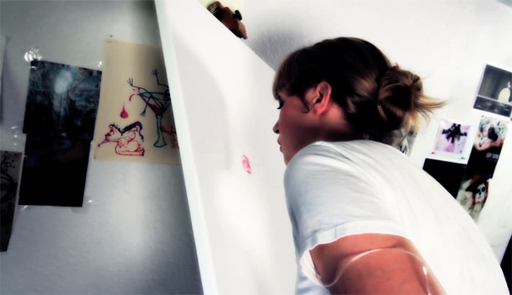 Девушка рисует великолепные портреты... губами!