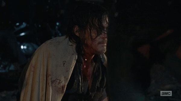 Daryl reyizi ilk defa bu kadar çaresiz gördük. Sesi soluğu çıkmıyordu. Ölümü kabullenmiş gibi bir hali vardı. Yoksa? 😕