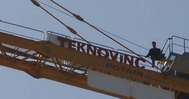 Ajanslardan yansıyan görüntülerde bazı işçilerin caminin kubbesine, minaresine ve vinçlerin tepesine çıktığı görülüyor