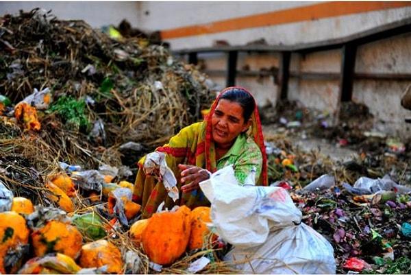 Genç kadın bir gün ihtiyaç sahibi insanların çöpten artık yemekleri topladıklarını fark eder. Bu durum onu oldukça etkiler.