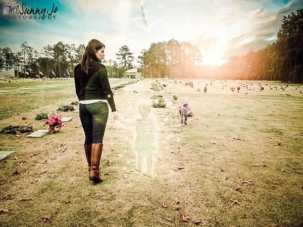 Jeanie kızının mezarını ziyaret ettiğinde, Macy'nin hayaleti onun elini tutuyor.