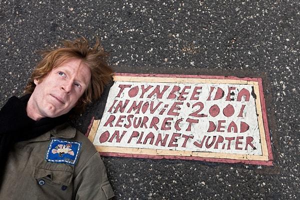 6. Resurrect Dead: The Mystery of the Toynbee Tiles (2011)