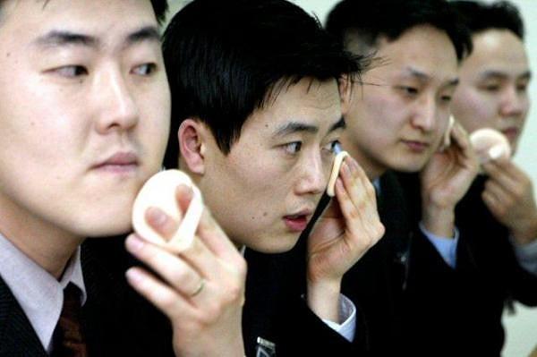 12. Güney Koreli erkekler ise kozmetik ürünleri tamamıyla saplantı haline getirmiş durumdalar.