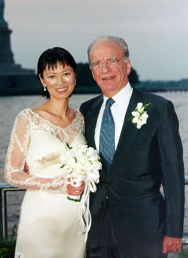 1999 yılında Murdoch, 32 yıllık karısı Anna'dan boşandıktan sadece 17 gün sonra, Wendi ile evlendi.
