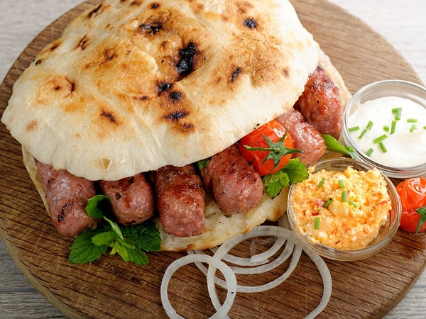 4. Хорватия: Чевапчичи - сосиски, пожаренные на гриле можно найти также в других странах, например, Боснии и Герцеговине. Чевапчичи делают из смеси говяжьего и свиного фарша и подают с питой, луком и красным перцем.