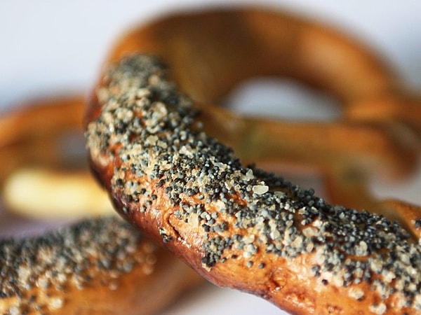 23. Румыния: Ковриги - запеченные в духовке роллы, что-то среднее между баранками и сушками. Часто посыпаются кунжутом и маком.