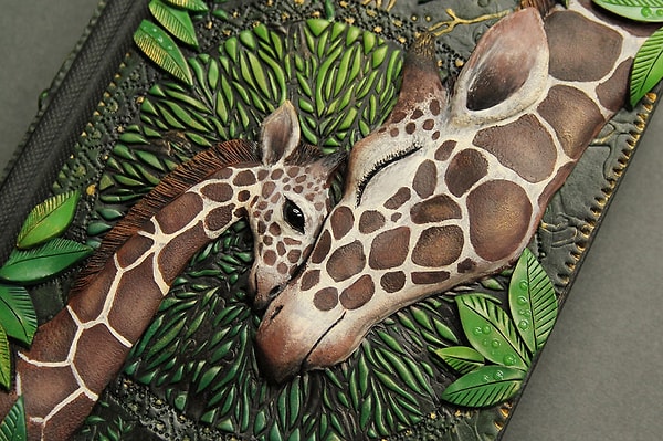 2. "Материнская любовь" - семейный дневник, сделанный в честь организации по спасению жирафов