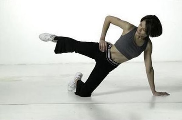 8. Gluteus minimus: медленно поднимаем ногу "мостиком", опираясь на одно колено.