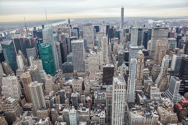 3. Первоначально Бэтмен проживал в Нью-Йорке, только потом его перенесли в город Готэм.